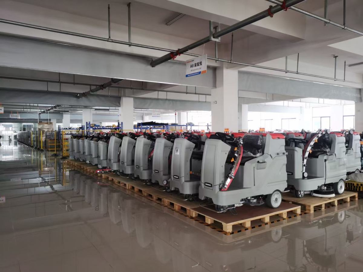 Ride on machine for large area cleaning