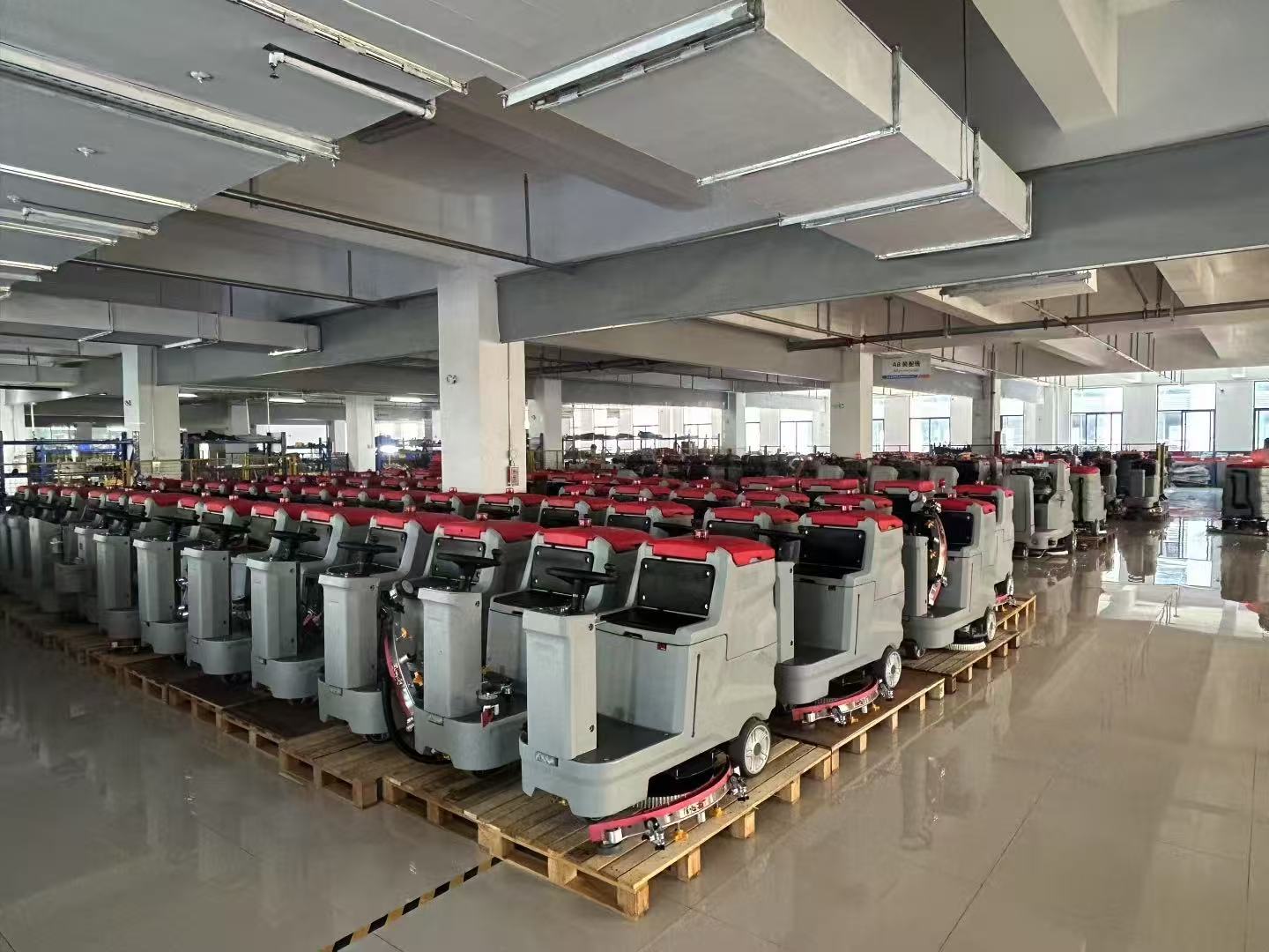 La differenza tra lavasciuga pavimenti a spinta e lavasciuga pavimenti uomo a bordo