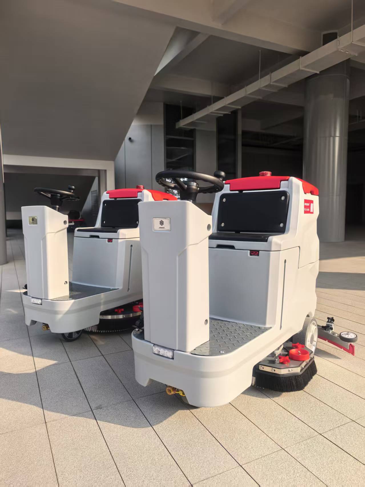 Come faccio a scegliere una lavasciuga pavimenti uomo a bordo?