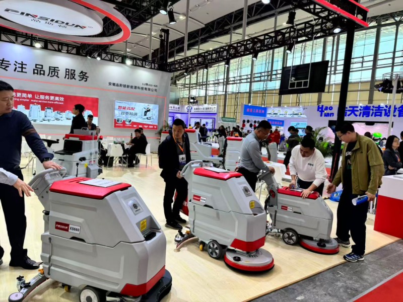 I clienti dell'Arabia Saudita hanno visitato la Guangzhou Hotel Cleaning Exhibition del 2025, concentrandosi sulle tecnologie e le applicazioni avanzate delle macchine per la pulizia dei pavimenti.